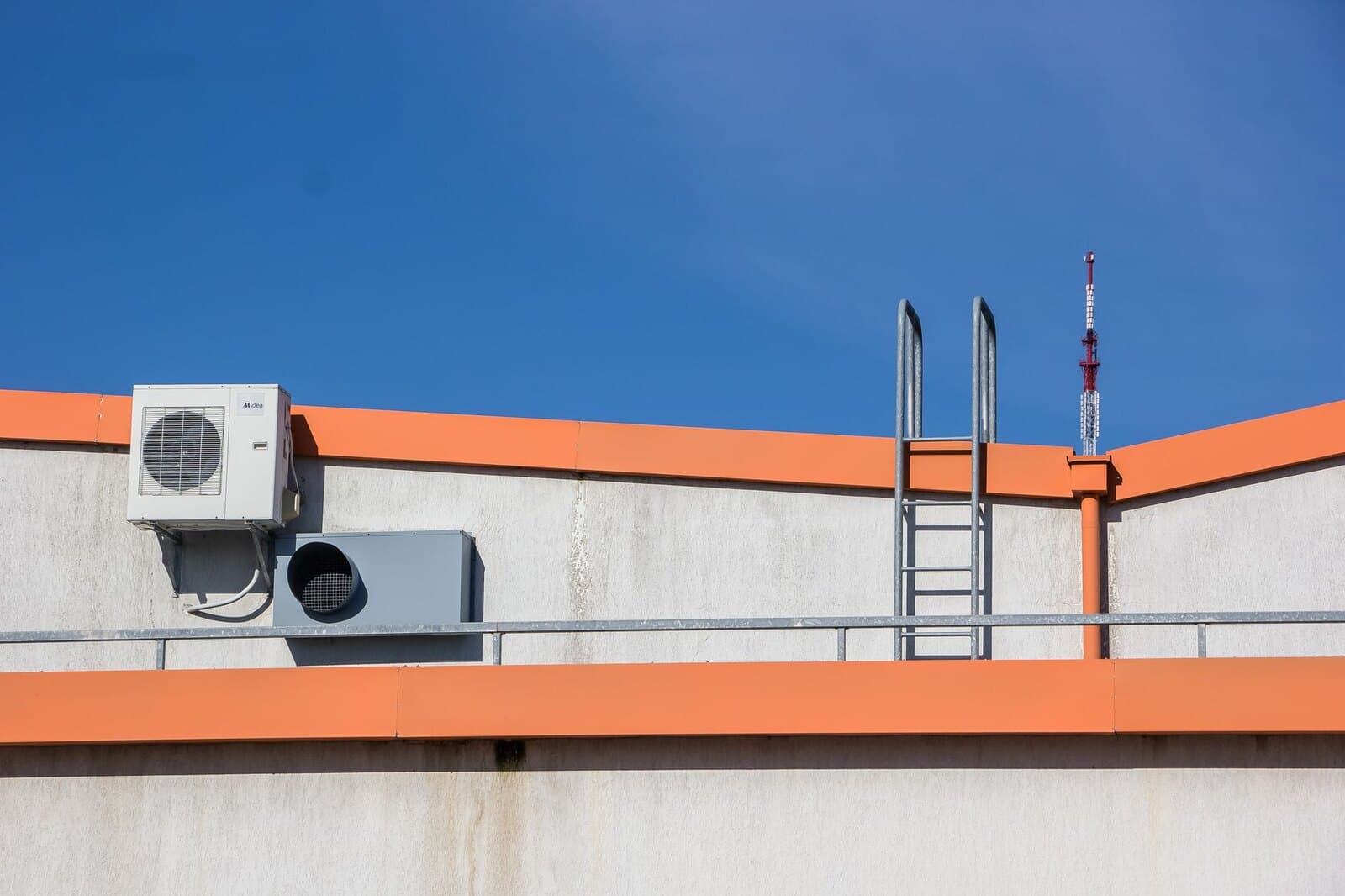 Commercial rooftop HVAC unit with service access and ladder